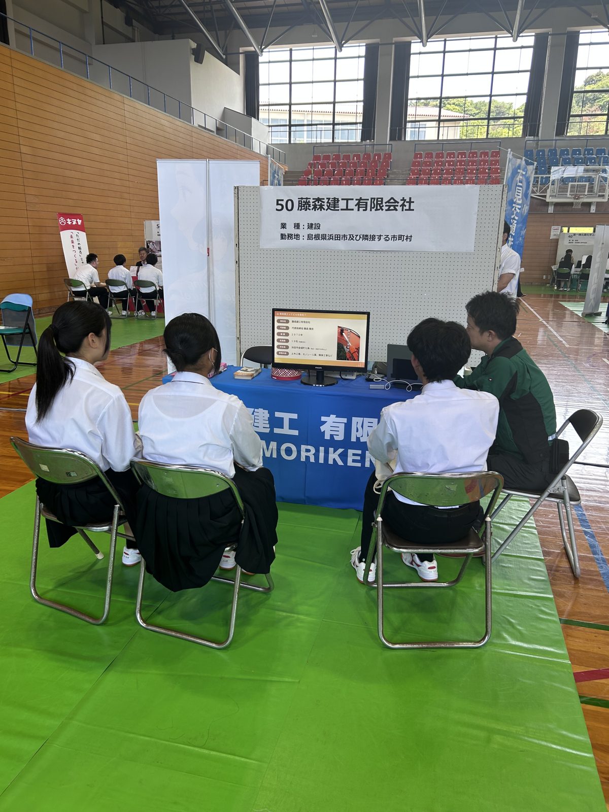 6月11日・江津市民体育館の会場でブースに来てくれた高校生と